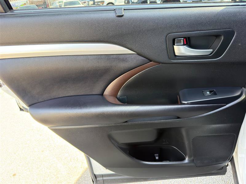 Used 2019 Toyota Highlander XLE AWD/4WD image 24