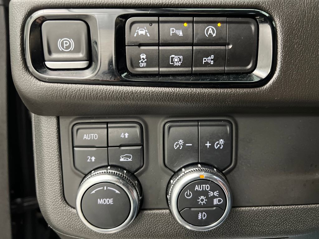 Used 2025 GMC Yukon Denali AWD/4WD image 46