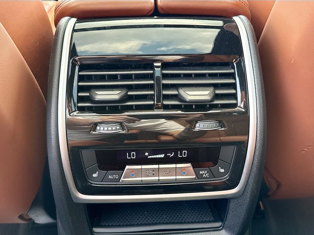 Used 2025 BMW X7 M60i AWD/4WD image 30