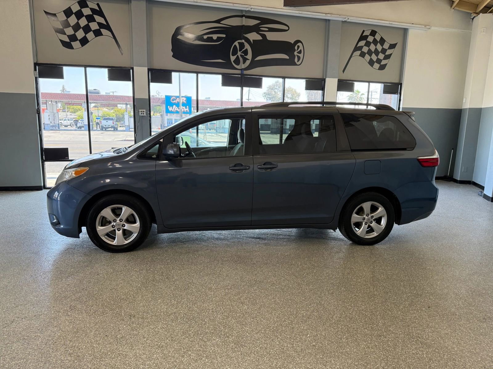 Used 2015 Toyota Sienna LE image 4