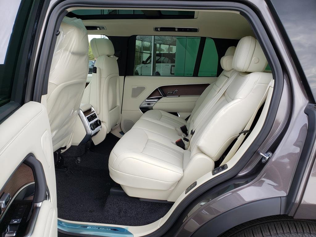 New 2025 Land Rover Range Rover Long Wheelbase SE image 11