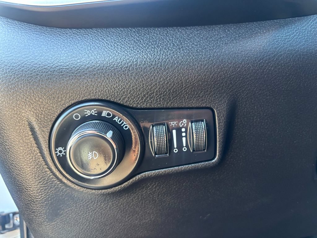 Used 2024 Jeep Compass Latitude AWD/4WD image 11