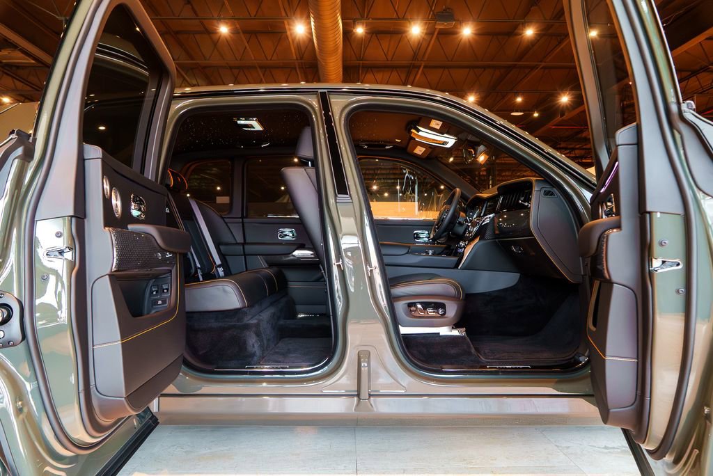 Used 2025 Rolls-Royce Cullinan Black Badge AWD/4WD image 46
