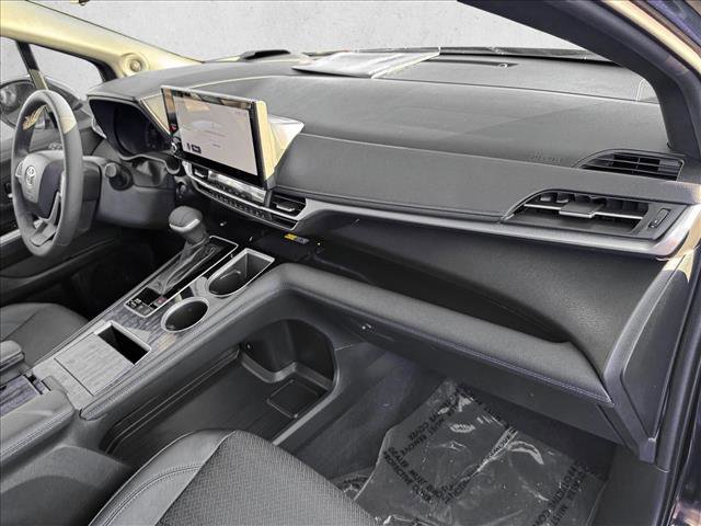 Used 2025 Toyota Sienna Platinum image 21