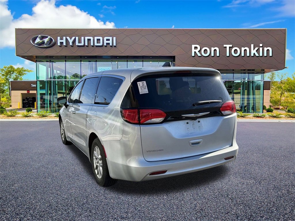 Used 2023 Chrysler Voyager LX image 5