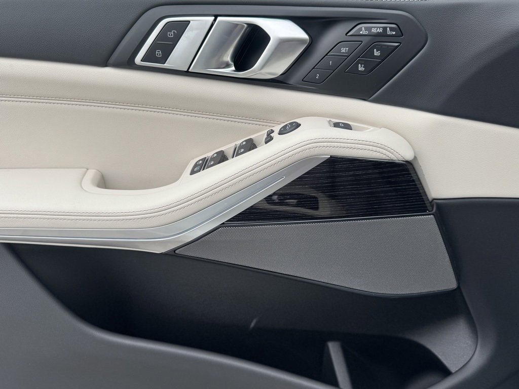New 2026 BMW X7 M60i w/ Executive Package image 16