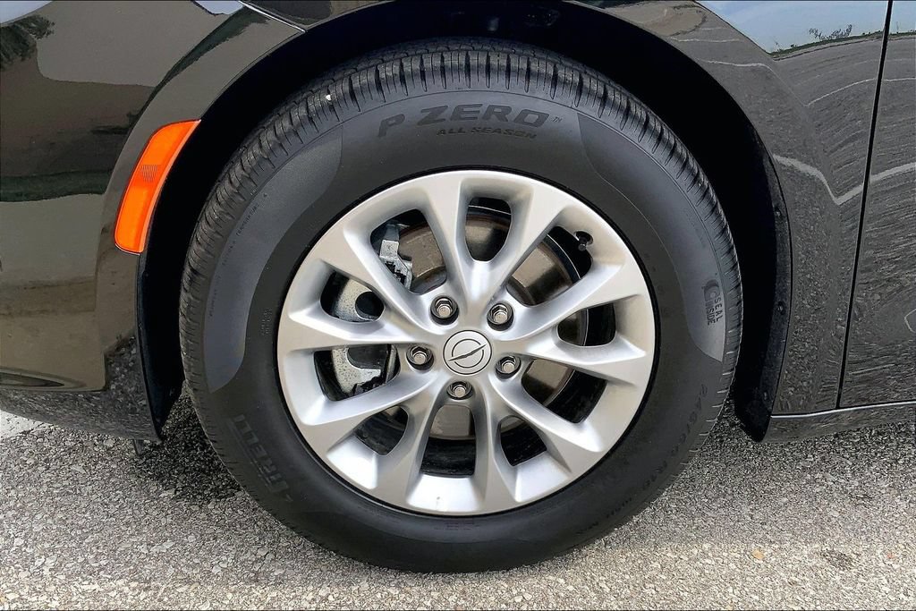 Used 2026 Chrysler Pacifica Limited FWD image 9