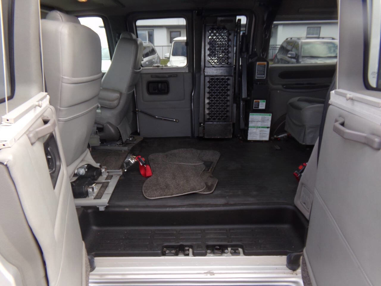 Used 2010 GMC Savana 1500 w/ Preferred Equipment Group image 10