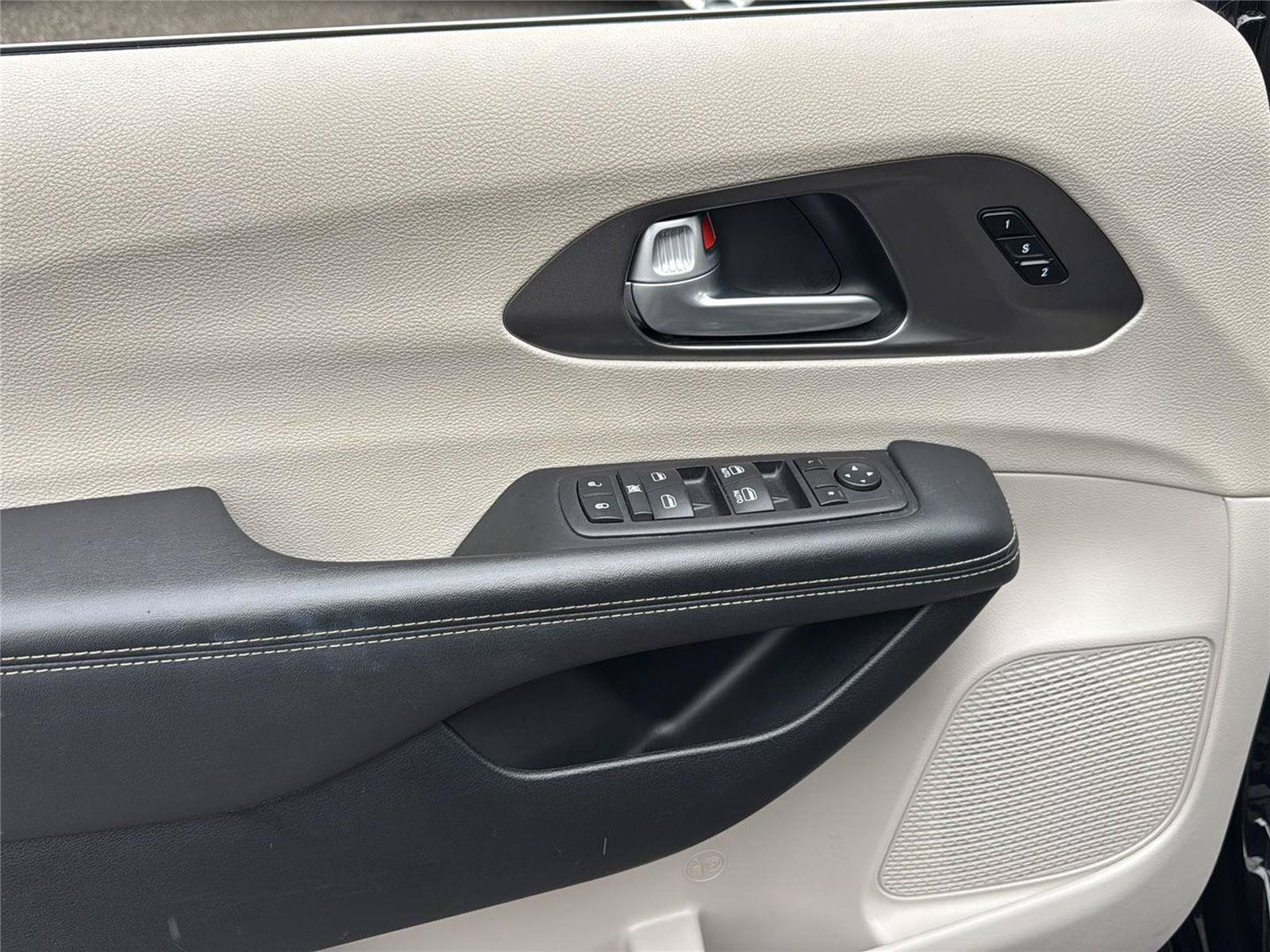 Used 2024 Chrysler Pacifica Touring-L FWD image 11