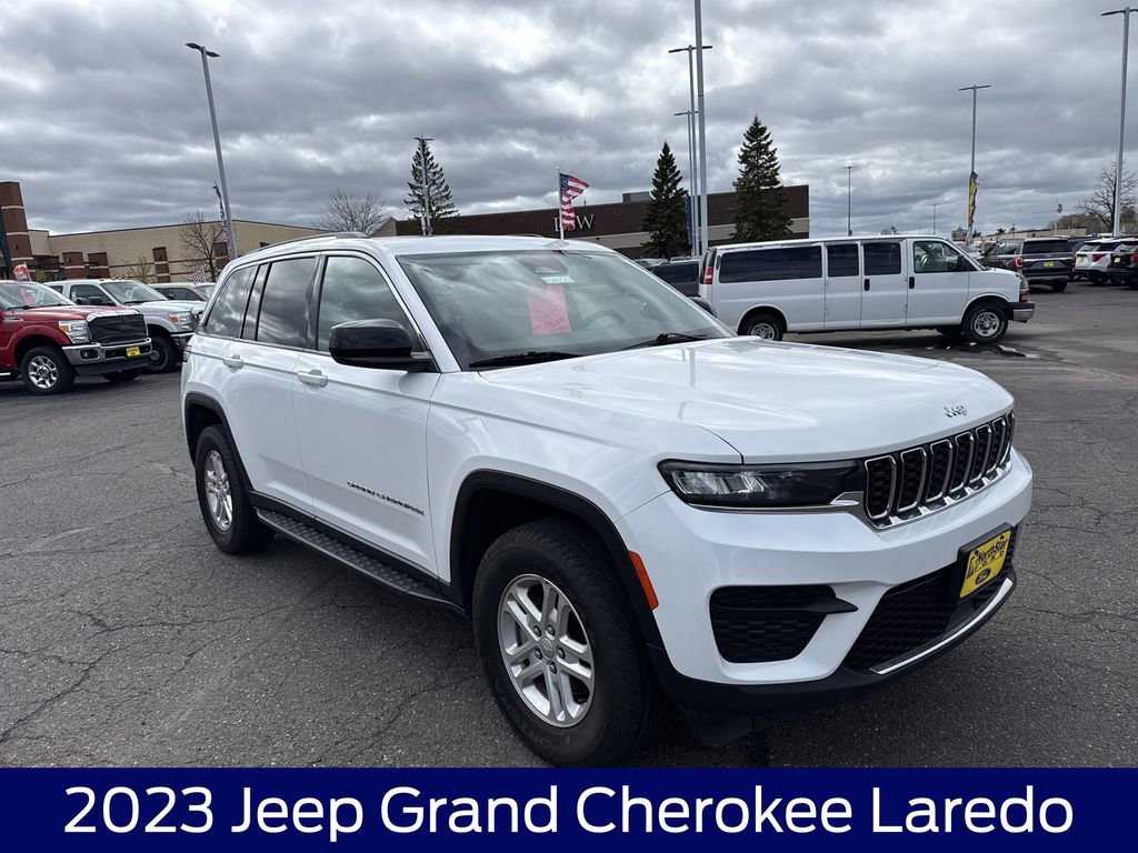 Used 2023 Jeep Grand Cherokee Laredo AWD/4WD image 5