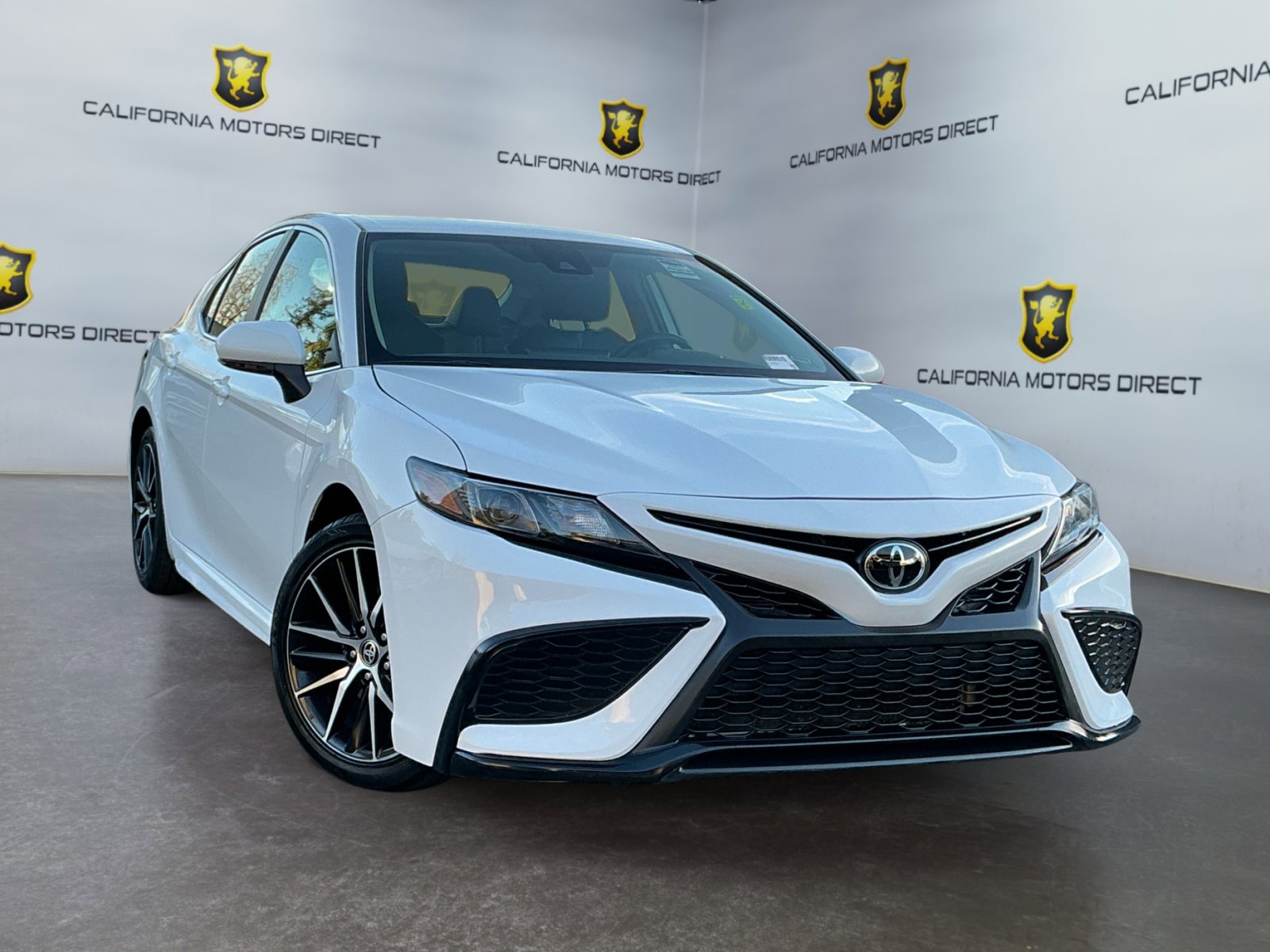 Used 2024 Toyota Camry SE image 3