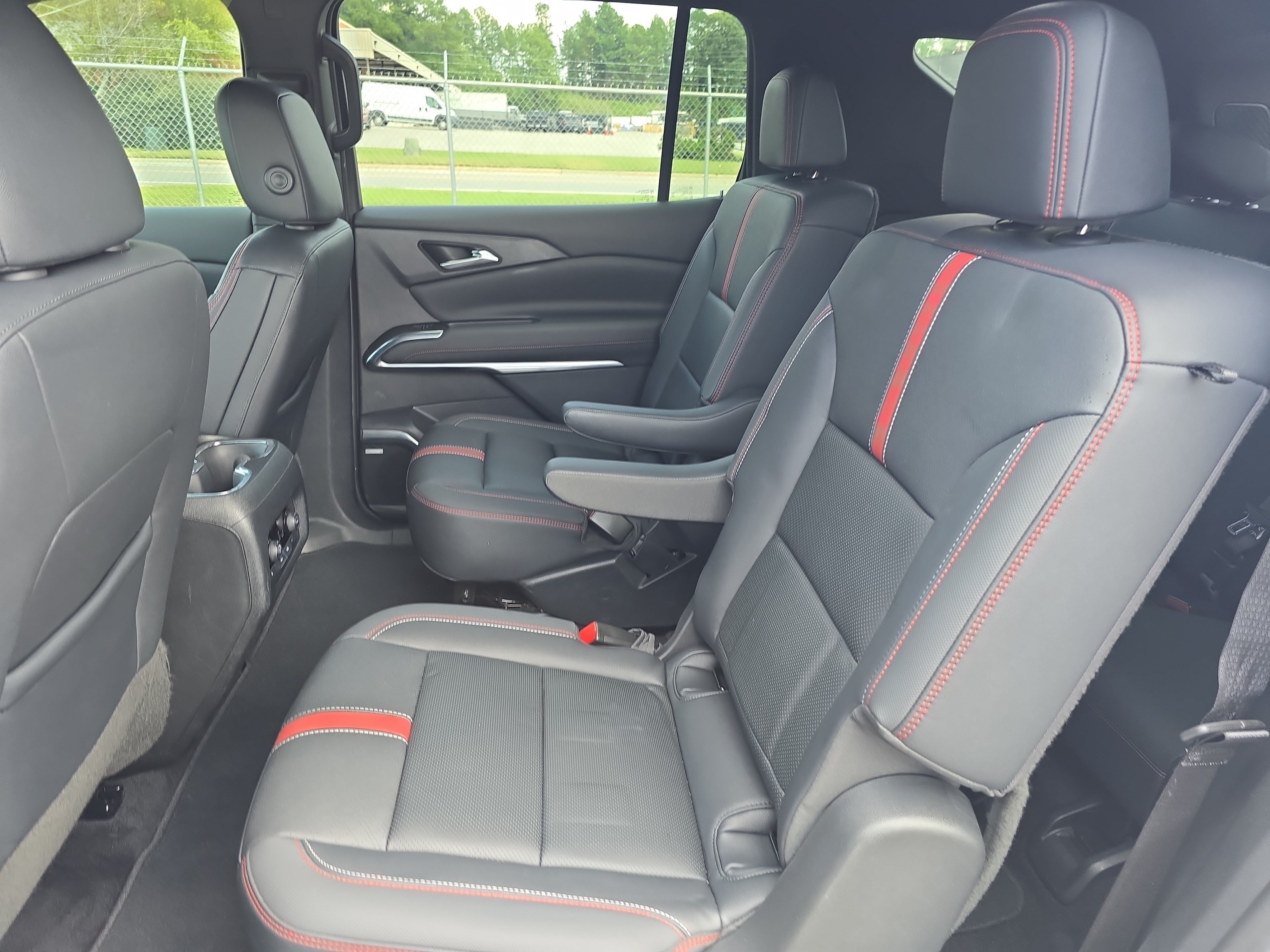 Used 2024 Chevrolet Traverse RS FWD image 15