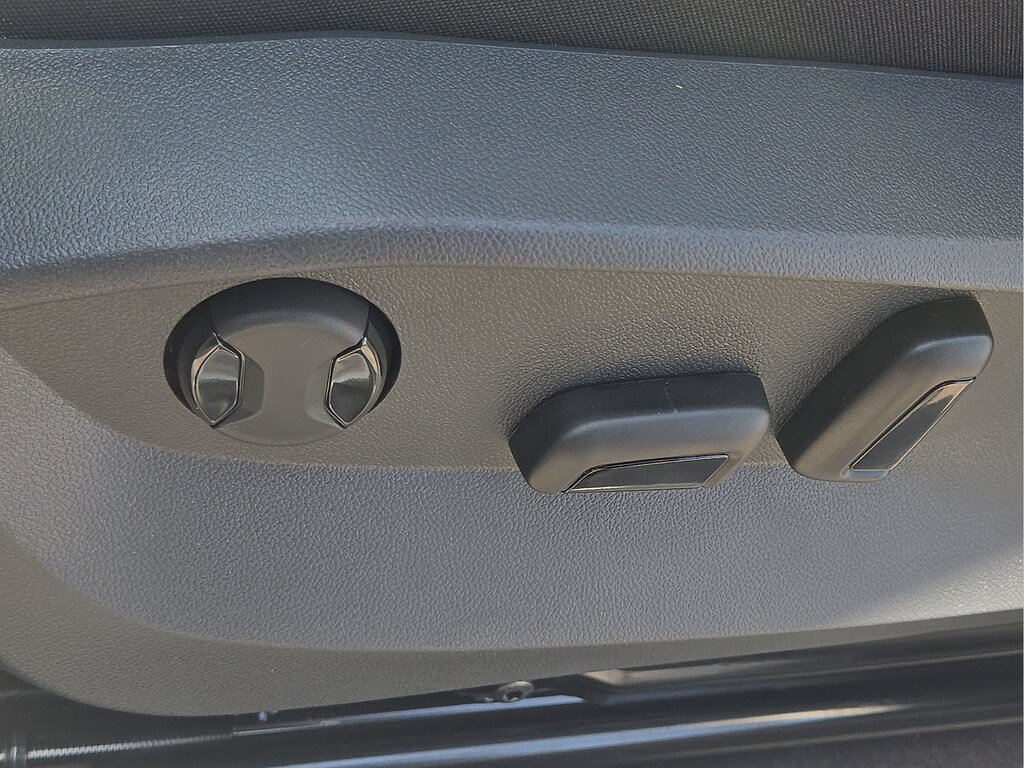 New 2026 Volkswagen Taos SE FWD image 18