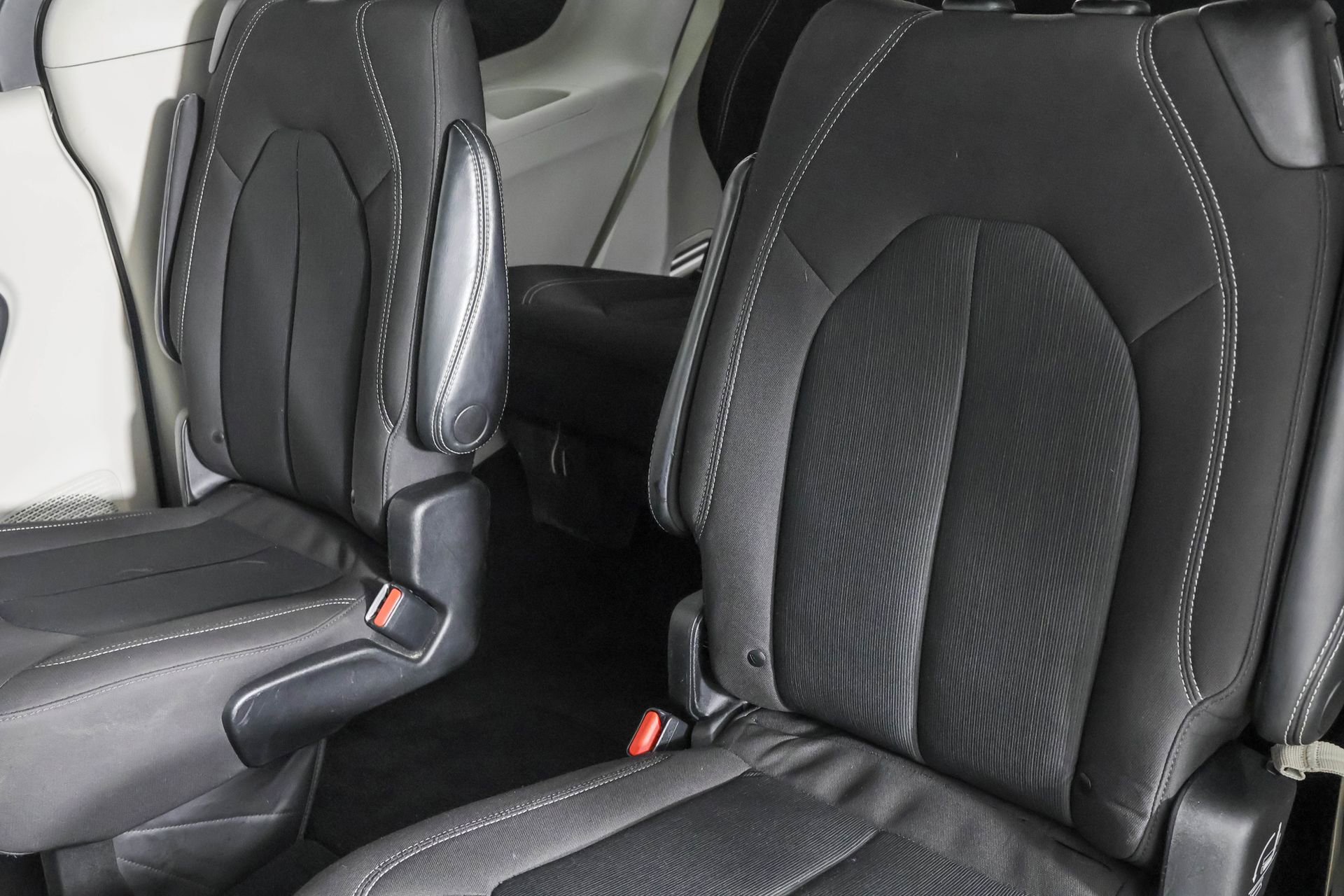 Used 2022 Chrysler Voyager LX image 35