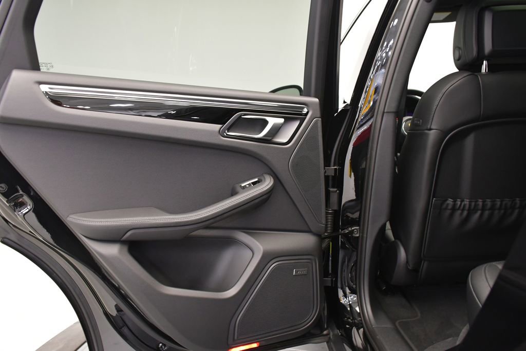 Certified 2025 Porsche Macan Turbo AWD/4WD image 40