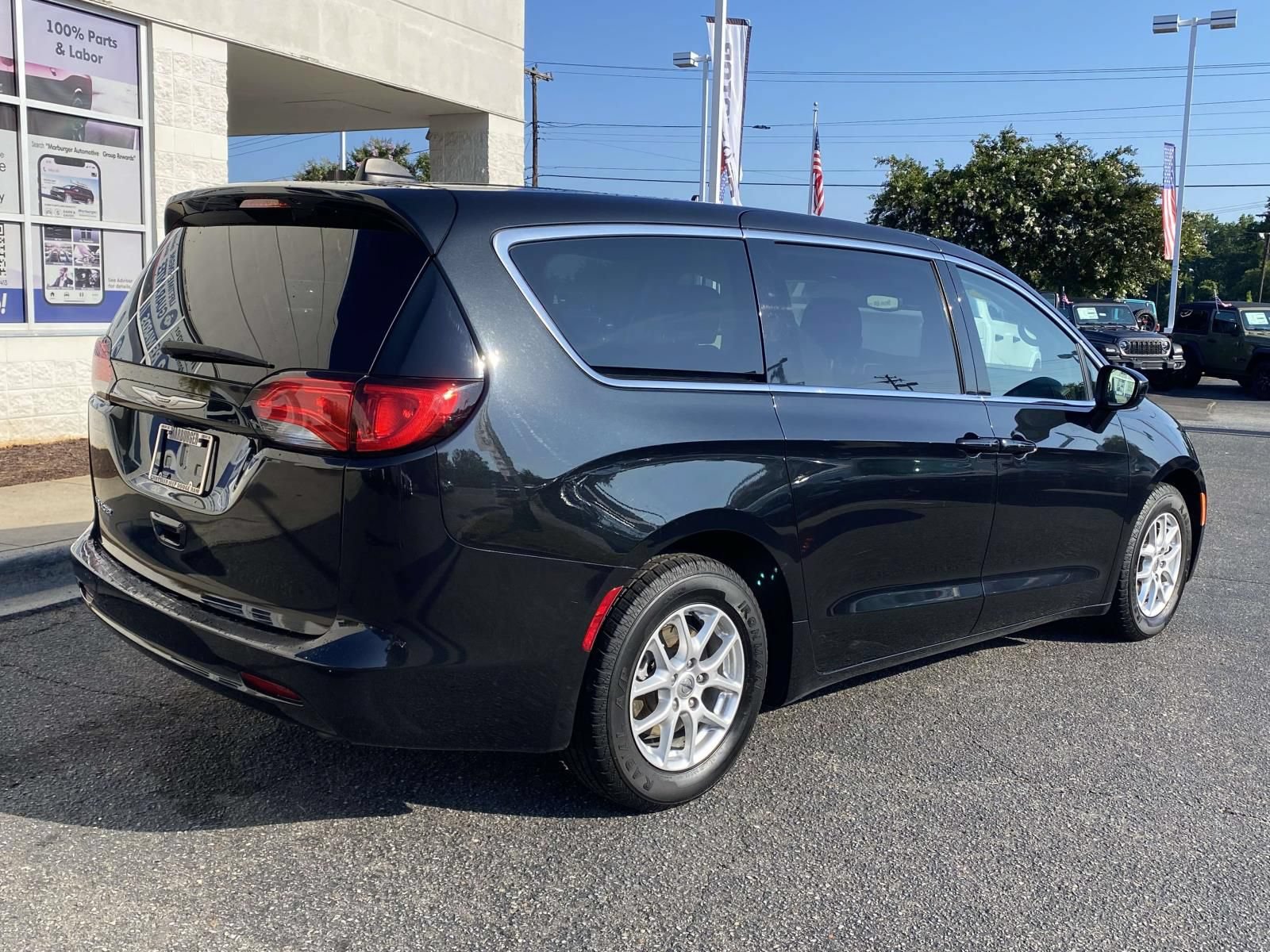 Used 2023 Chrysler Voyager LX FWD image 7