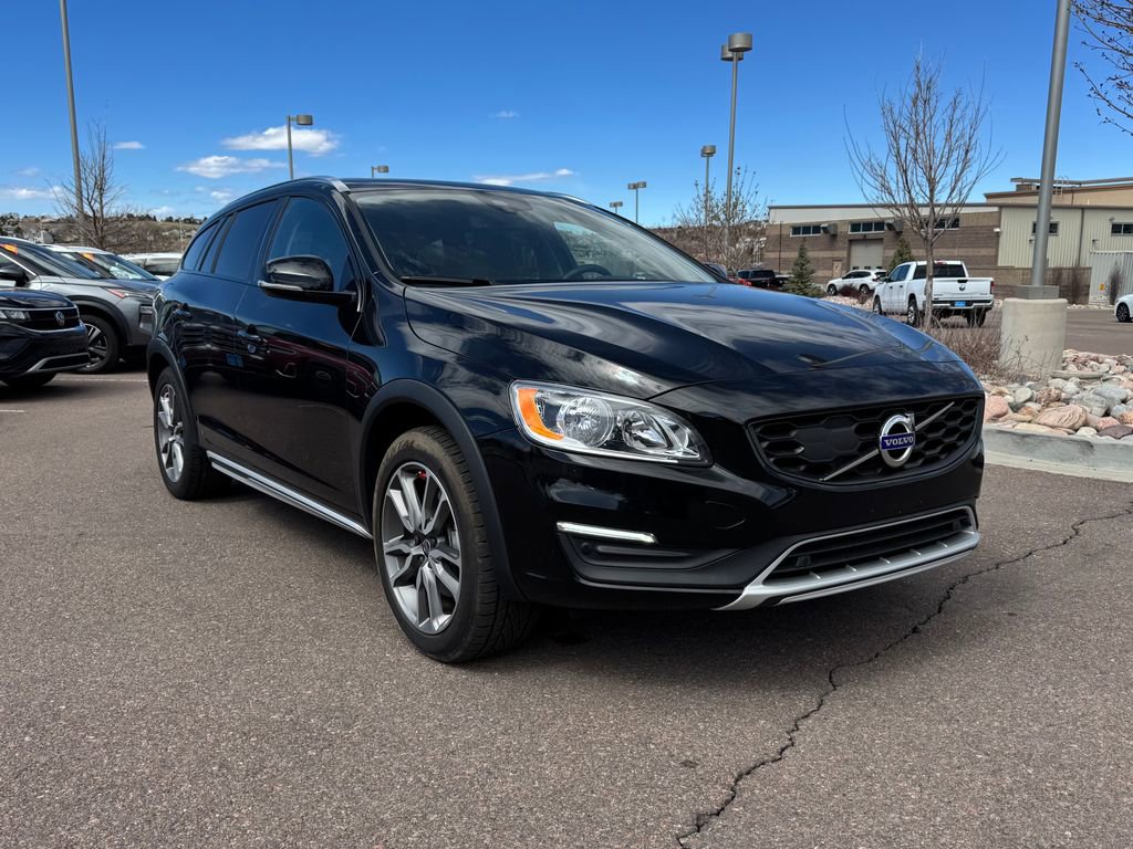Used 2018 Volvo V60 T5 Cross Country image 1