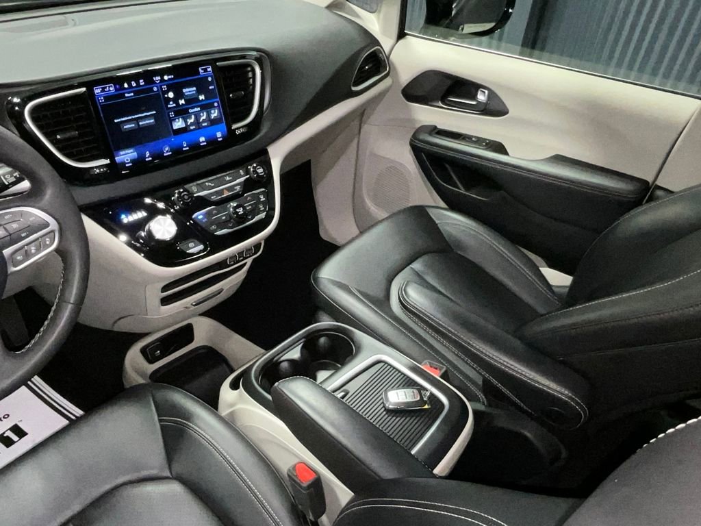 Used 2024 Chrysler Pacifica Touring-L image 29
