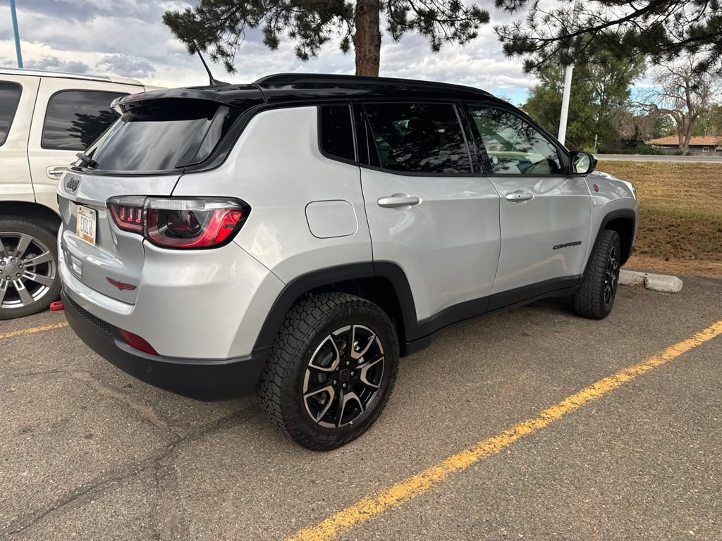 Used 2025 Jeep Compass Trailhawk AWD/4WD image 6