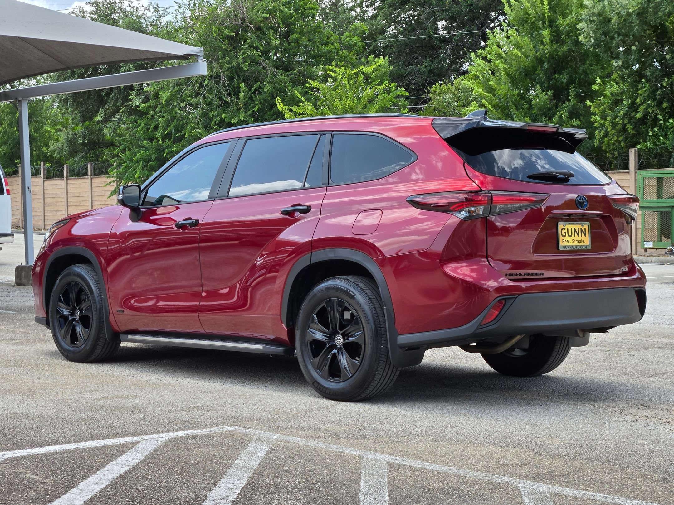 Used 2024 Toyota Highlander XLE AWD/4WD image 6