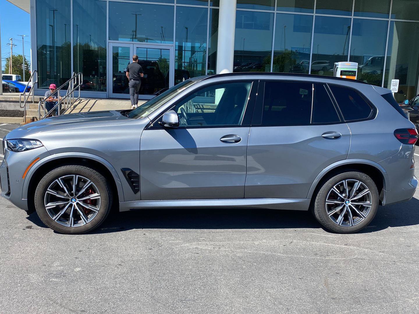 Certified 2024 BMW X5 xDrive40i w/ M Sport Package AWD/4WD image 4