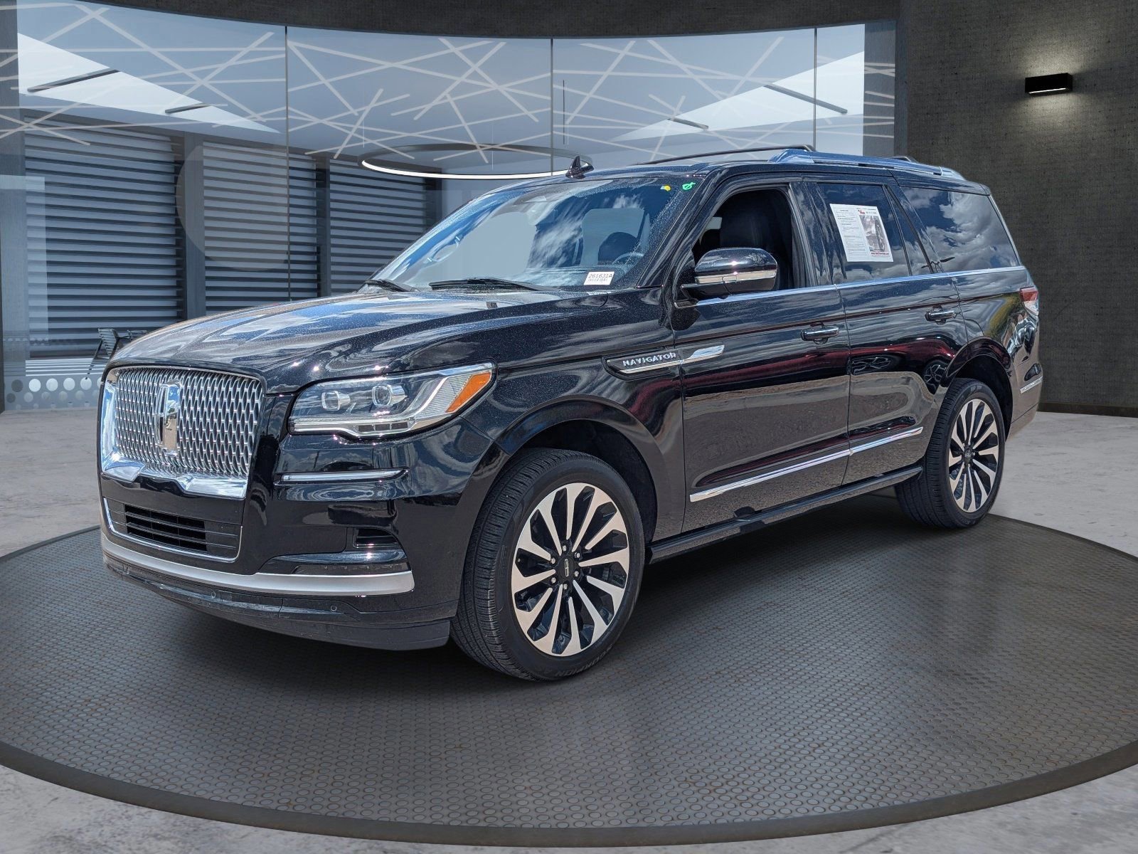 Used 2023 Lincoln Navigator Reserve image 2