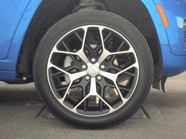 Used 2023 Jeep Grand Cherokee Summit AWD/4WD image 11