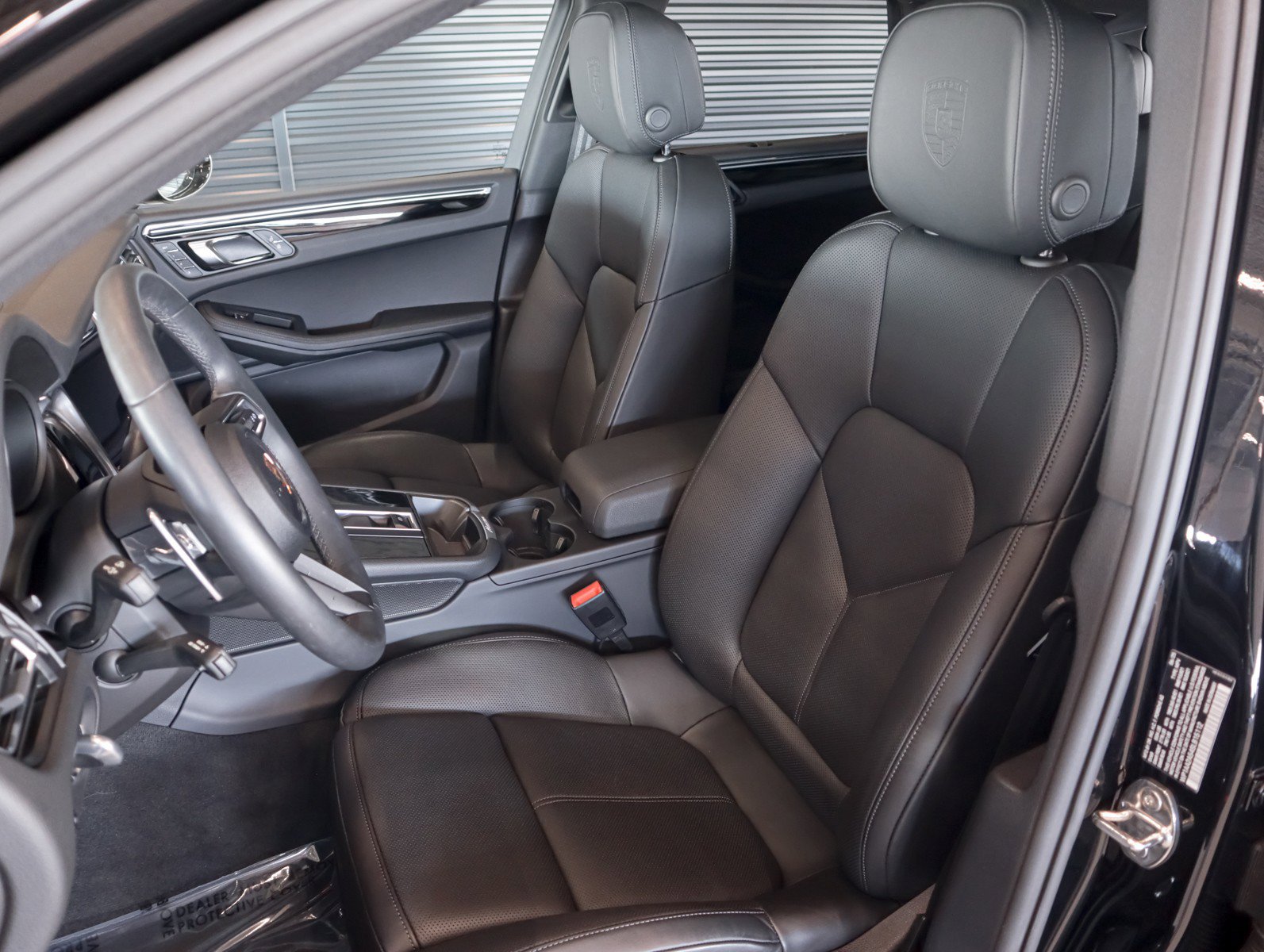 Certified 2025 Porsche Macan image 5