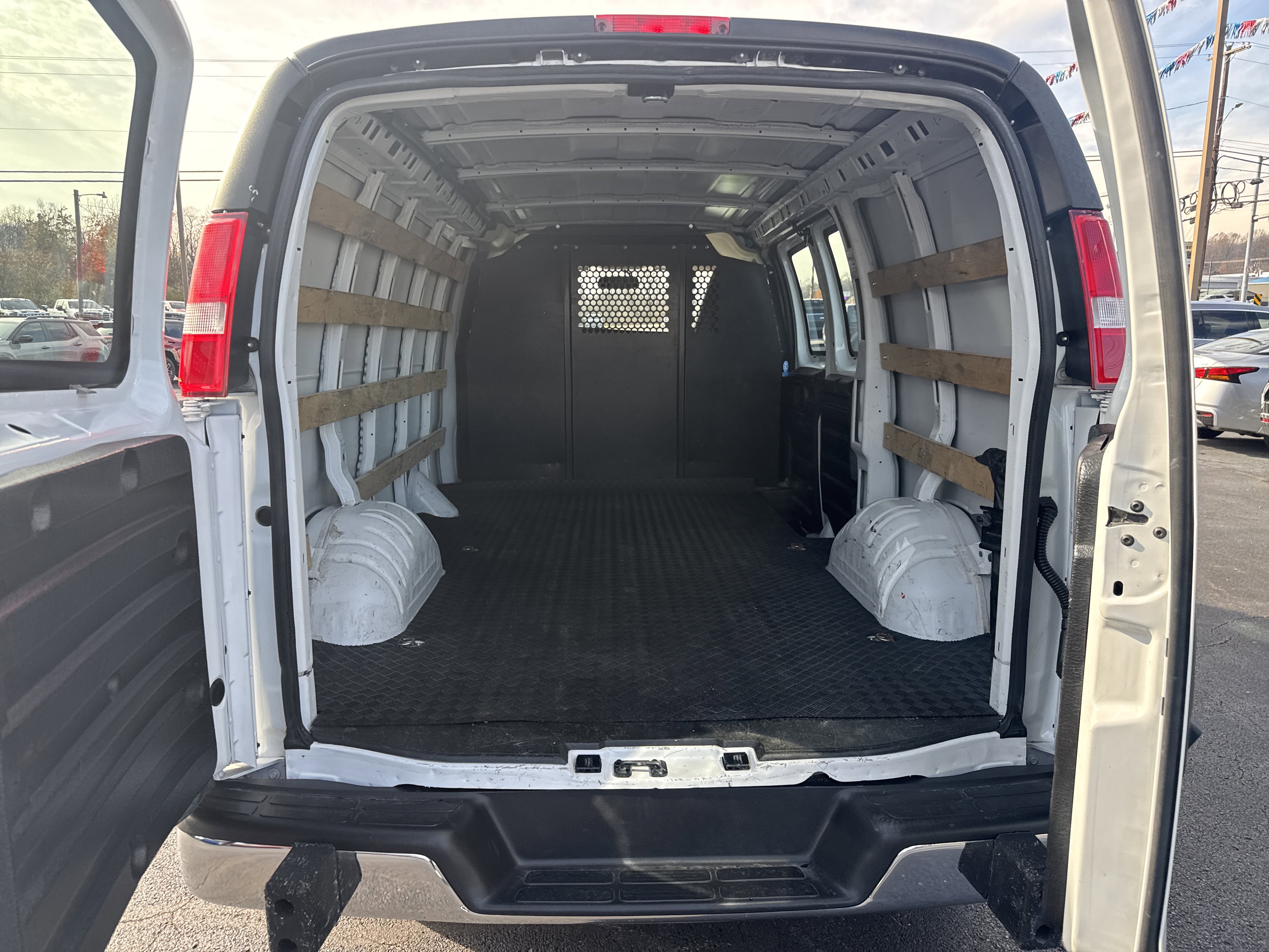 Used 2023 GMC Savana 2500 w/ Driver Convenience Package image 5