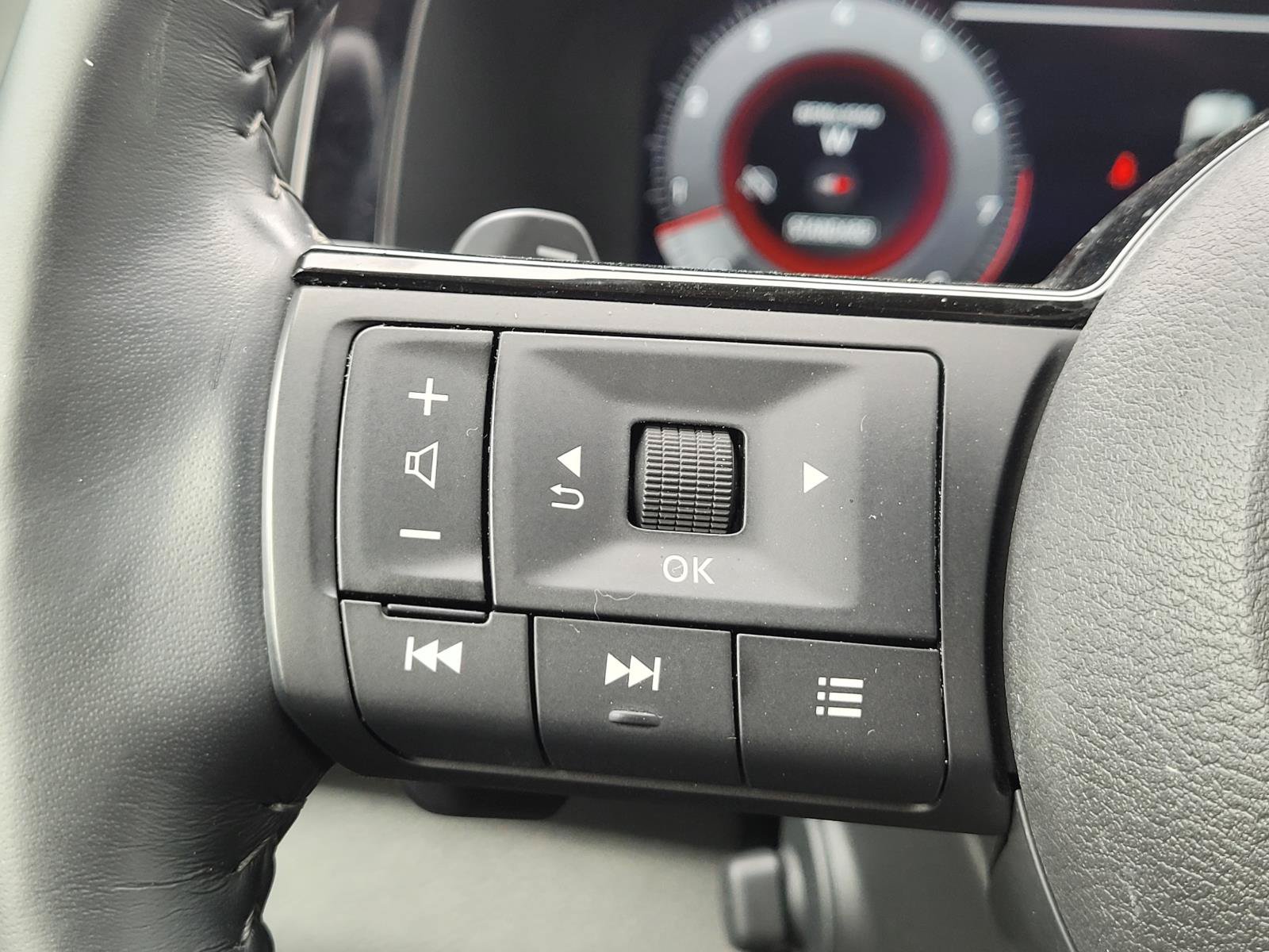 Used 2024 Nissan Pathfinder Platinum FWD image 9