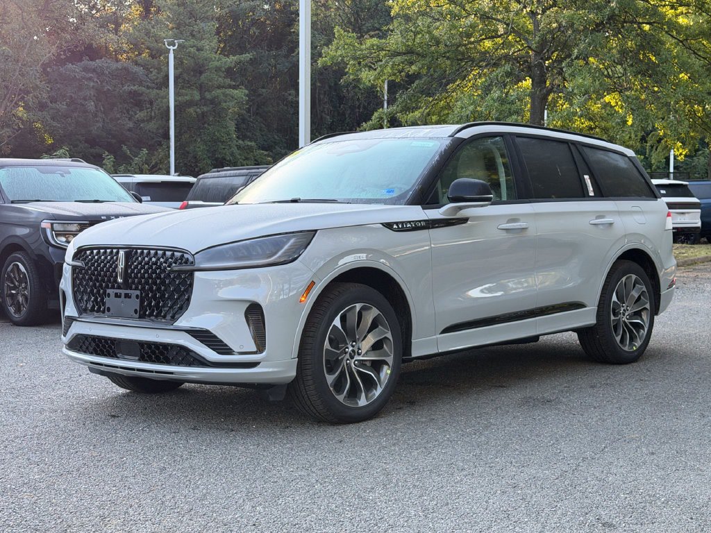 New 2027 Lincoln Aviator AWD w/ Jet Appearance Package image 3