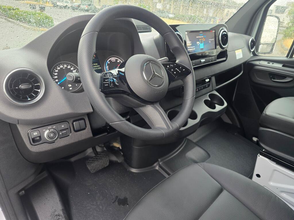 New 2025 Mercedes-Benz eSprinter 170 Cargo image 10