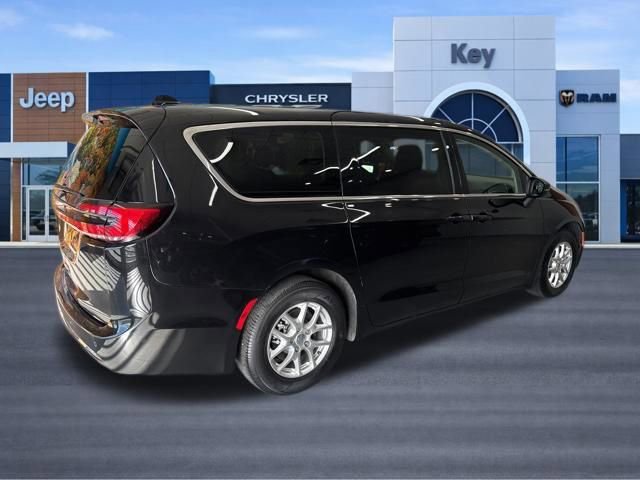 Used 2023 Chrysler Pacifica Touring-L FWD image 8
