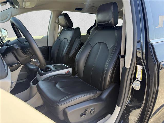 Used 2023 Chrysler Pacifica Touring-L FWD image 11