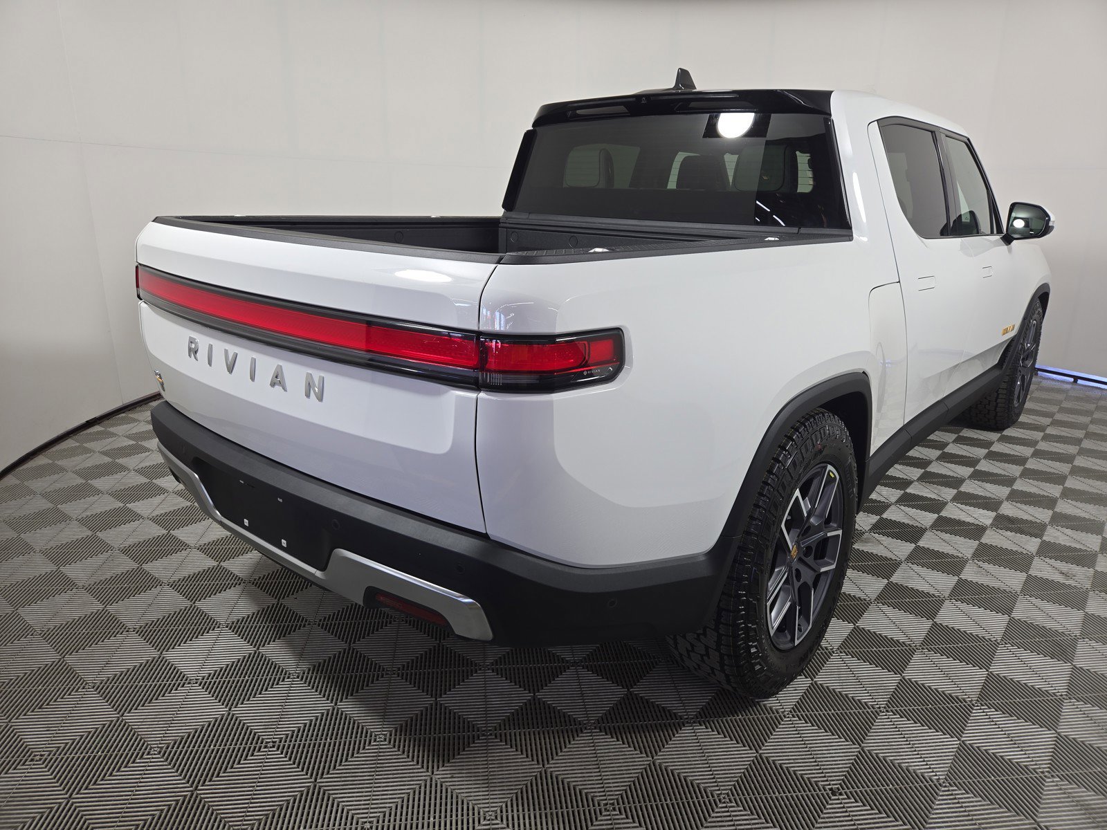 Used 2023 Rivian R1T Adventure image 5