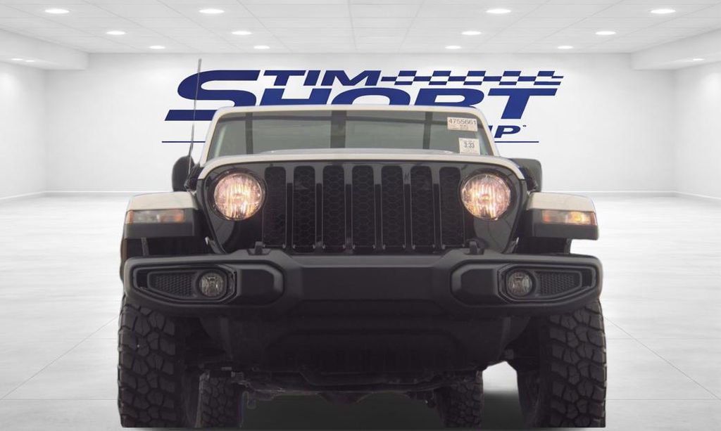 Used 2023 Jeep Gladiator Willys AWD/4WD image 4