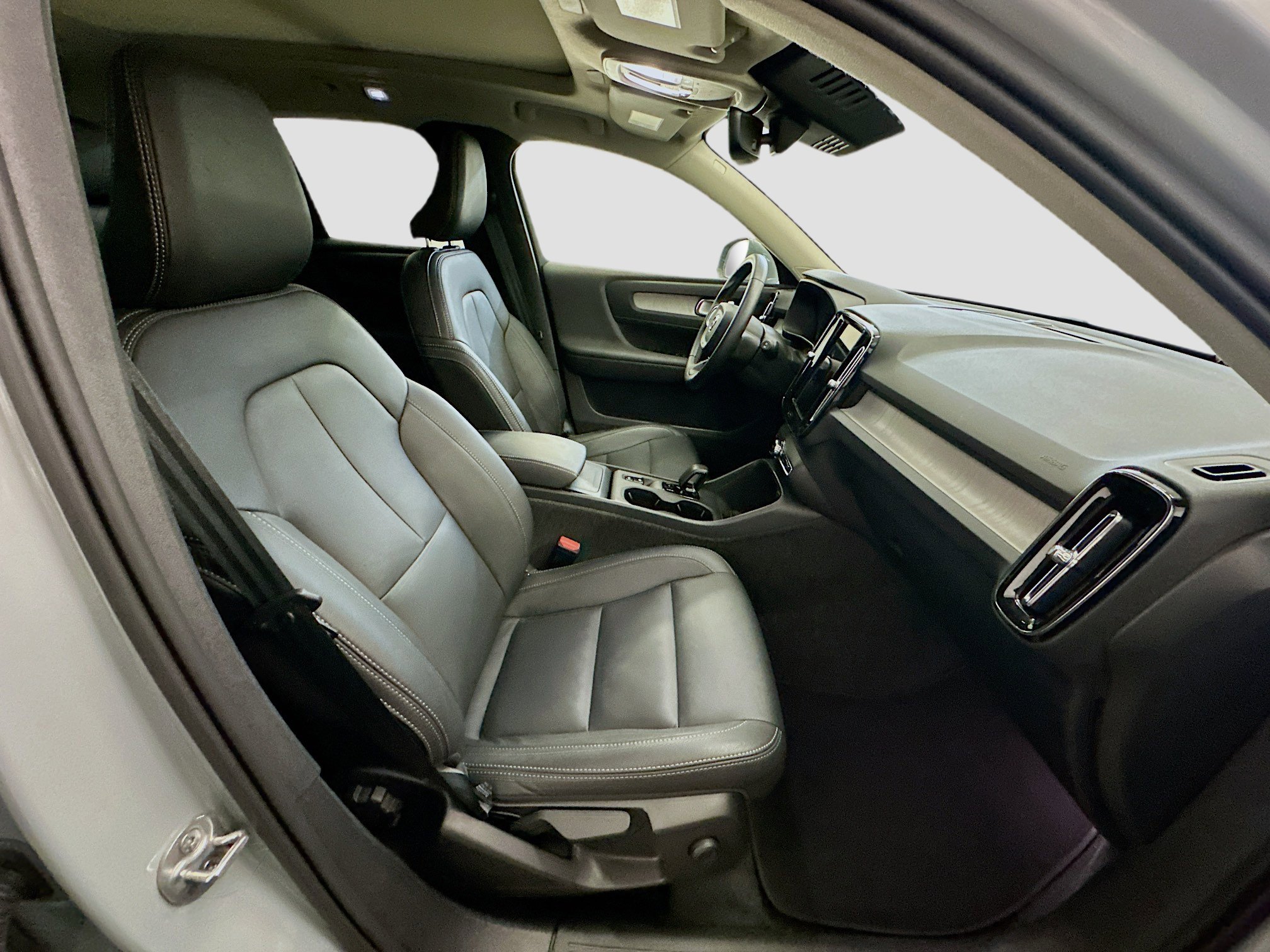 Used 2025 Volvo XC40 B5 Core image 34