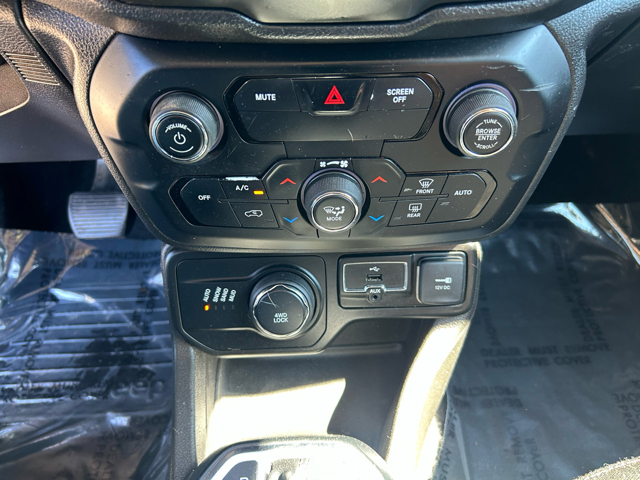 Used 2020 Jeep Renegade Latitude w/ Cold Weather Group image 12