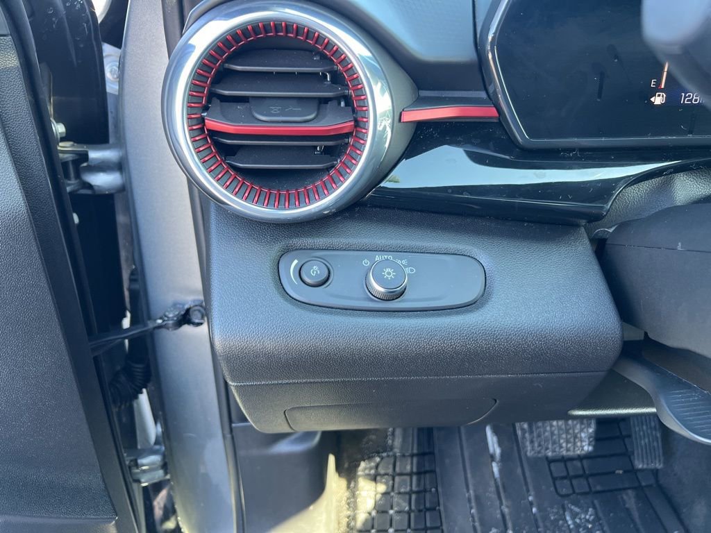 Used 2024 Chevrolet Trax RS w/ Sunroof Package image 16