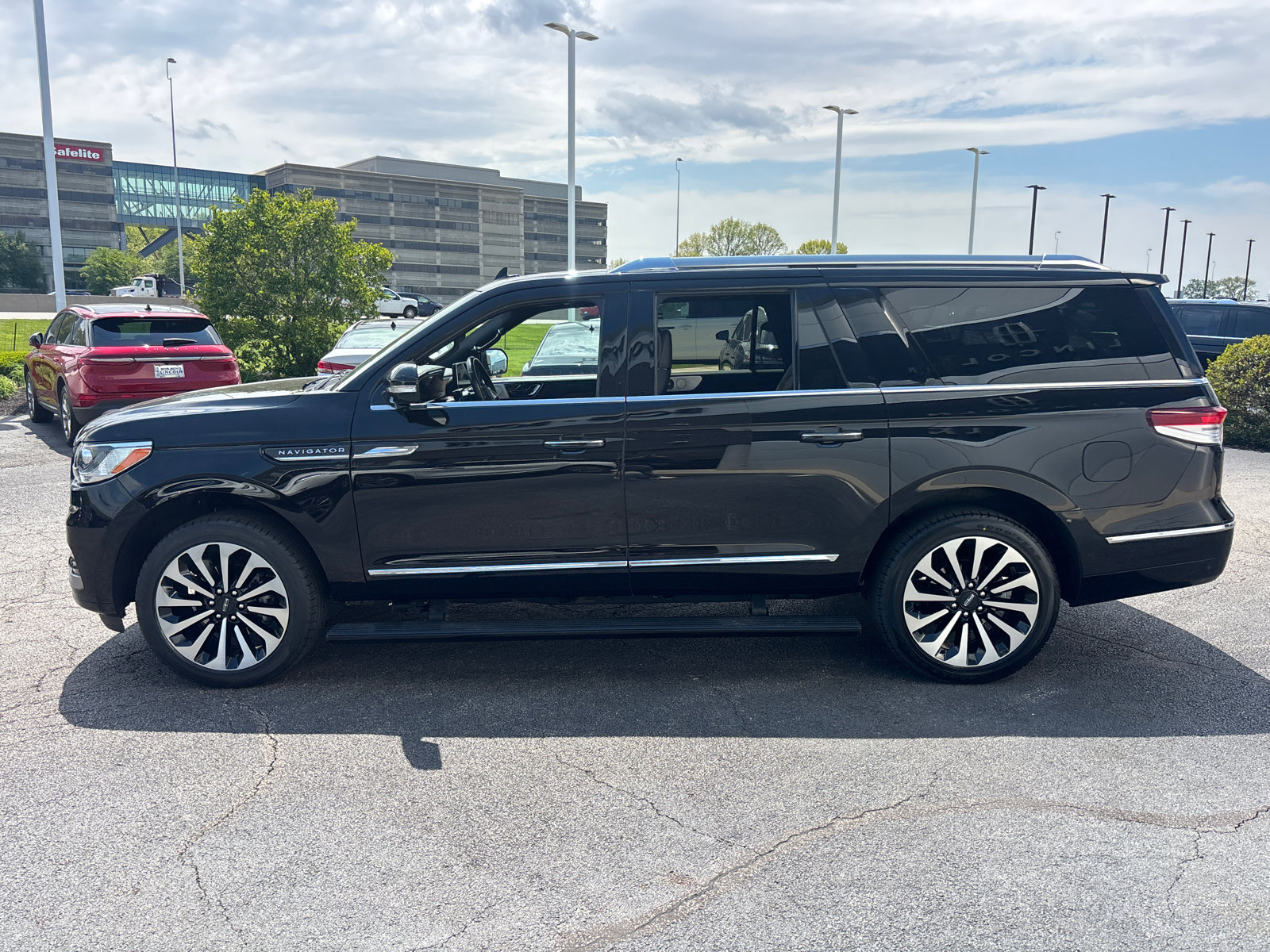 Certified 2024 Lincoln Navigator L Reserve AWD/4WD image 4