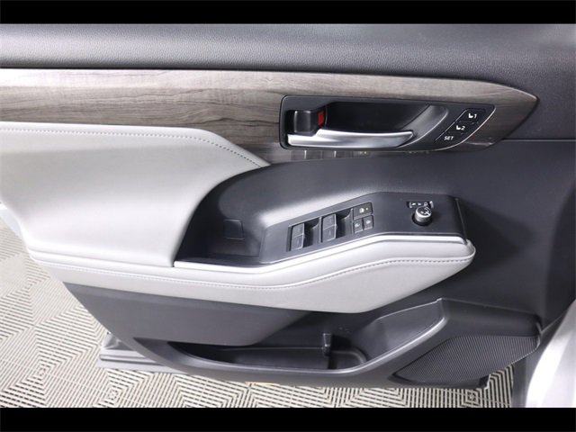 Used 2023 Toyota Highlander Limited image 25