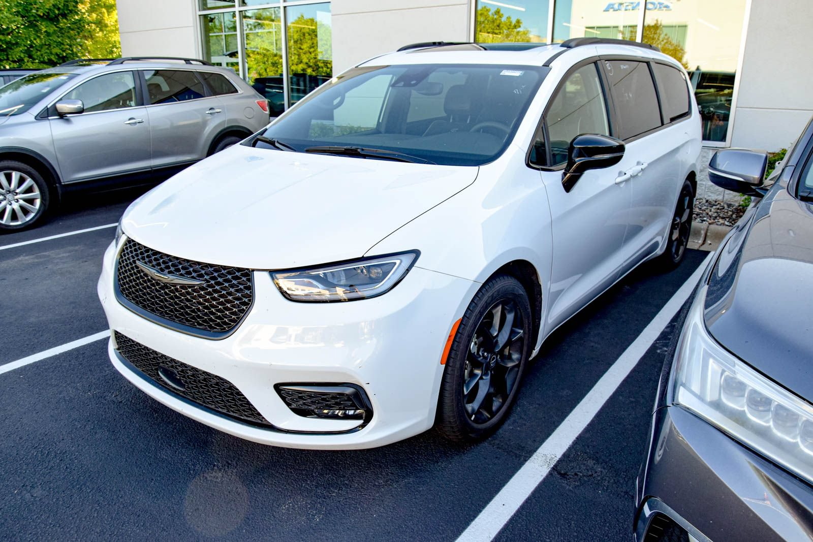 Used 2025 Chrysler Pacifica Limited FWD image 12