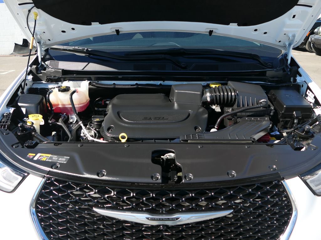 Used 2024 Chrysler Pacifica Touring image 28