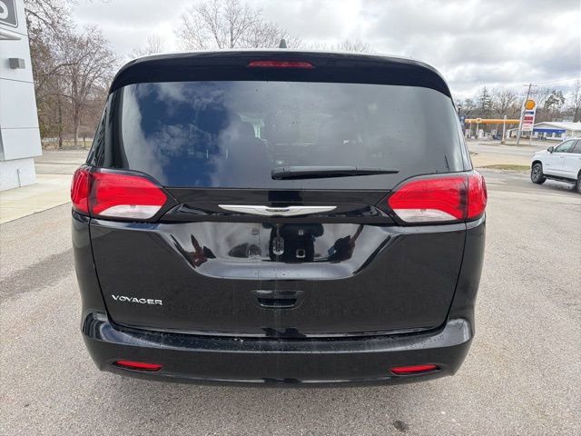 Used 2024 Chrysler Voyager LX image 4