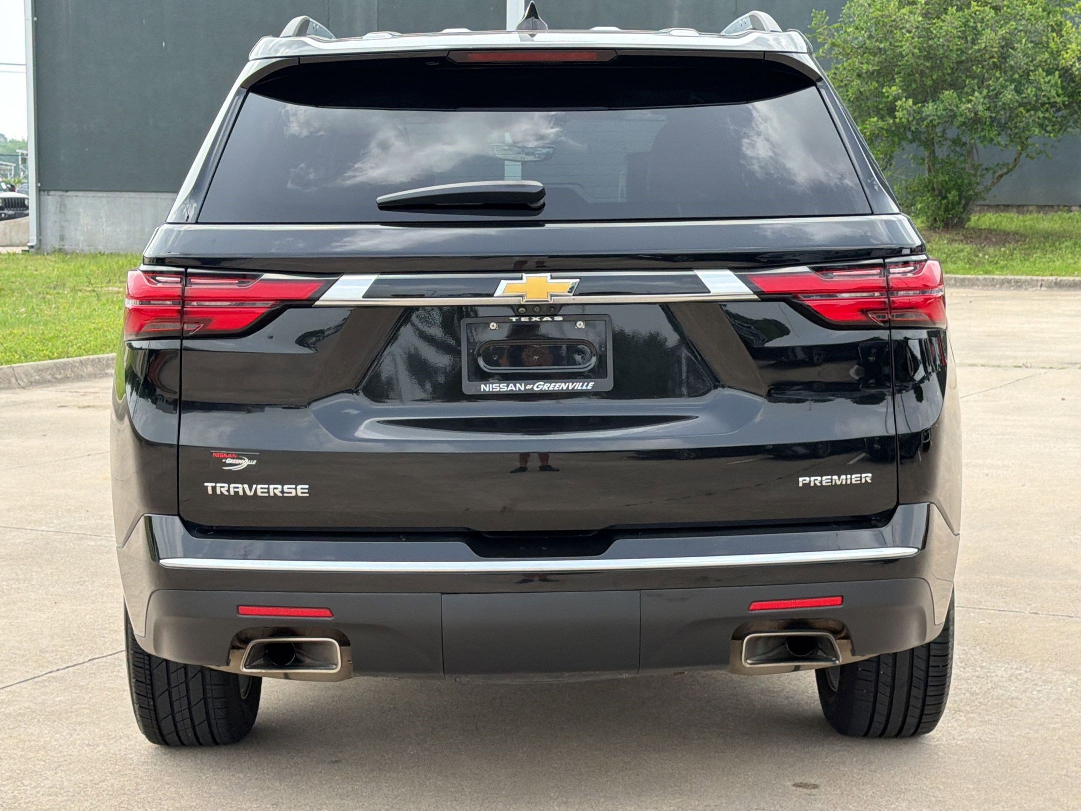 Used 2023 Chevrolet Traverse Premier FWD image 10