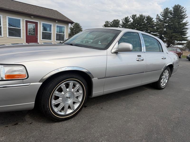 Used 2010 Lincoln Town Car Signature Limited image 33