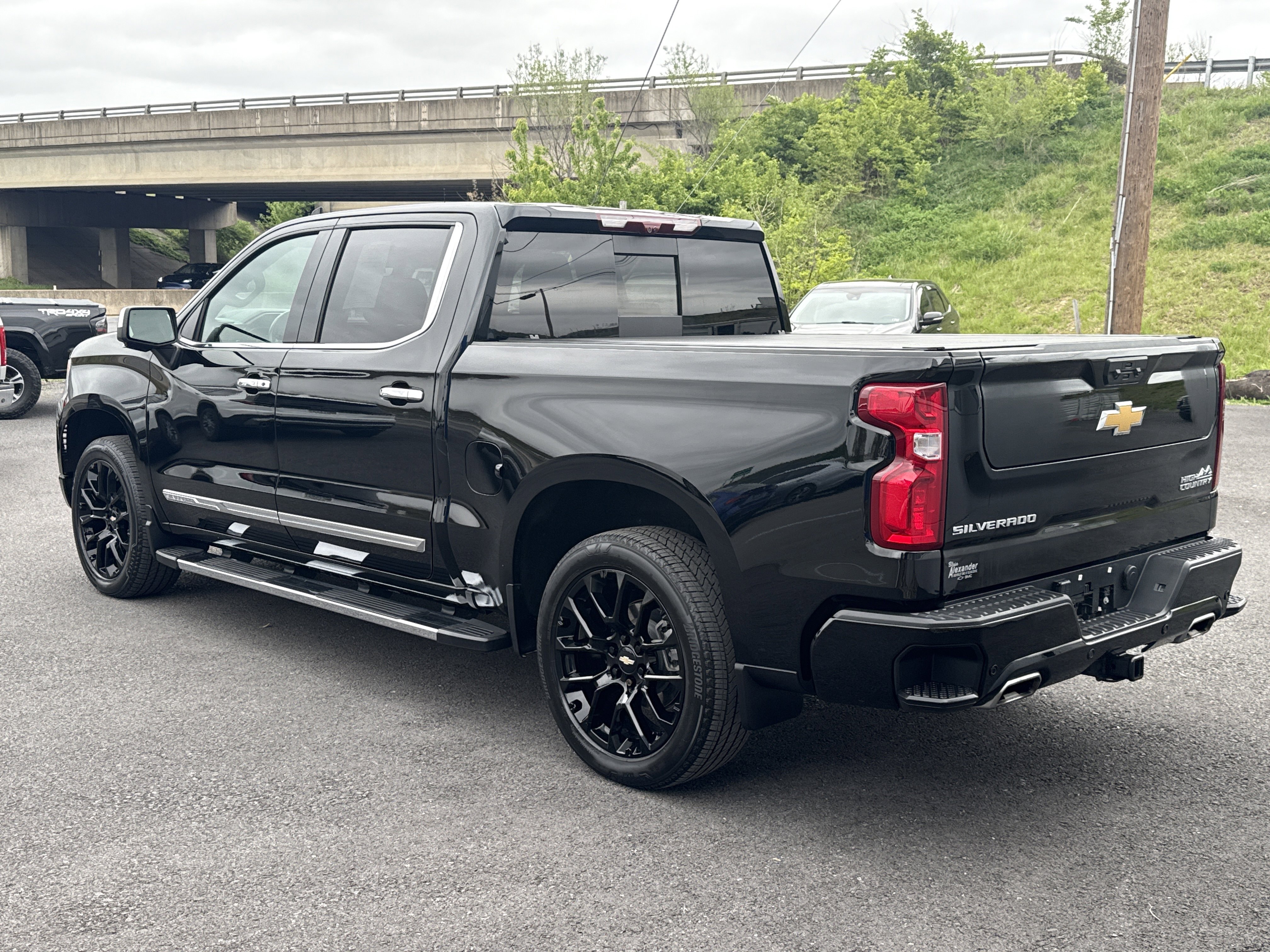 Used 2024 Chevrolet Silverado 1500 High Country w/ High Country Premium Package AWD/4WD image 6