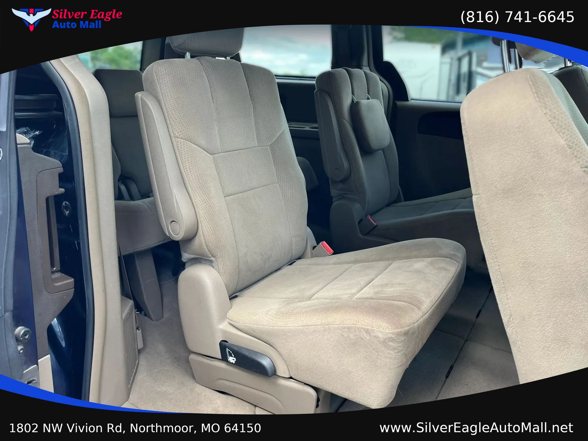 Used 2014 Chrysler Town & Country Touring FWD image 10