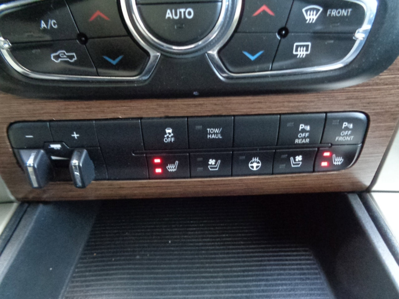 Used 2014 RAM 1500 Laramie w/ Convenience Group image 26