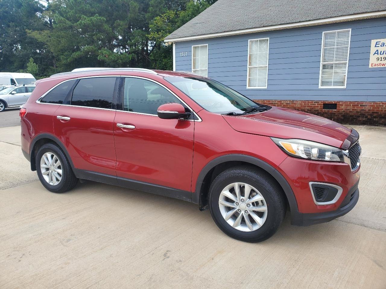 Used 2017 Kia Sorento FWD w/ LX Convenience Package image 3